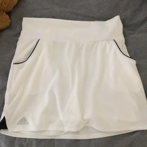 Ny vit adidas tenniskjol  - Vit tennis kjol i strl 164, motsvarande S. Helt oanvänd och prislappen sitter kvar. Säljes för bytesrätten gått ut och fel storlek.