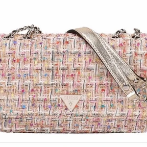 Guess väska  - Asball guess väska som aldrig kommit till användning, köptes för 1700 men kan säljas för 650. Kan skicka mer bilder vid intresse. 