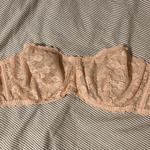 off-shoulder bh - säljer en off-shoulder bh från twilfit som jag använt max 3 ggr, den är i storlek M och passar mig med storlek 75B 💕 skriv för fler bilder 