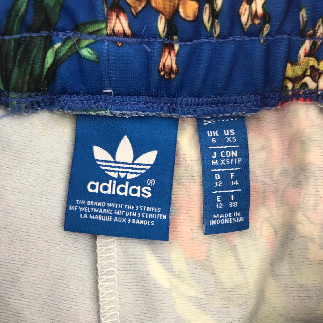 Adidas shorts XS passar även S  - 91