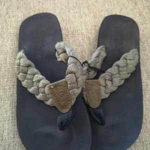 Abercrombie & Fitch flip-flop - Helt nya, skitsnygga navyblå flip-flops från Abercrombie, storlek ca 42. Siljans längsta mått 28 cm. Kostat över 500 kr! Köpare står för frakt, alternativt hämtas i Bunkeflostrand.