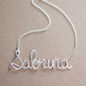 namnhalsband - vill du ha ett halsband med ditt eget namn på? eller kanske ett ord som ligger dig nära till! låt mig fixa det! kan även göra armband. kolla gärna in min instagram @elsgjewelry 🤩