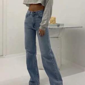 Säljer dessa perfekta jeans pga att de är förstora :( de ser exakt ut som på bilden förutom att det är hål på knäna🖤 de är slutsålda i både butik och på hemsidan, köparen står för frakten