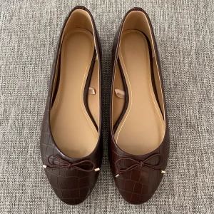 Ballerinaskor från H&M - Bruna oanvända ballerinaskor från H&M i stl 38, väldigt små i storleken 🤎🤎🤎