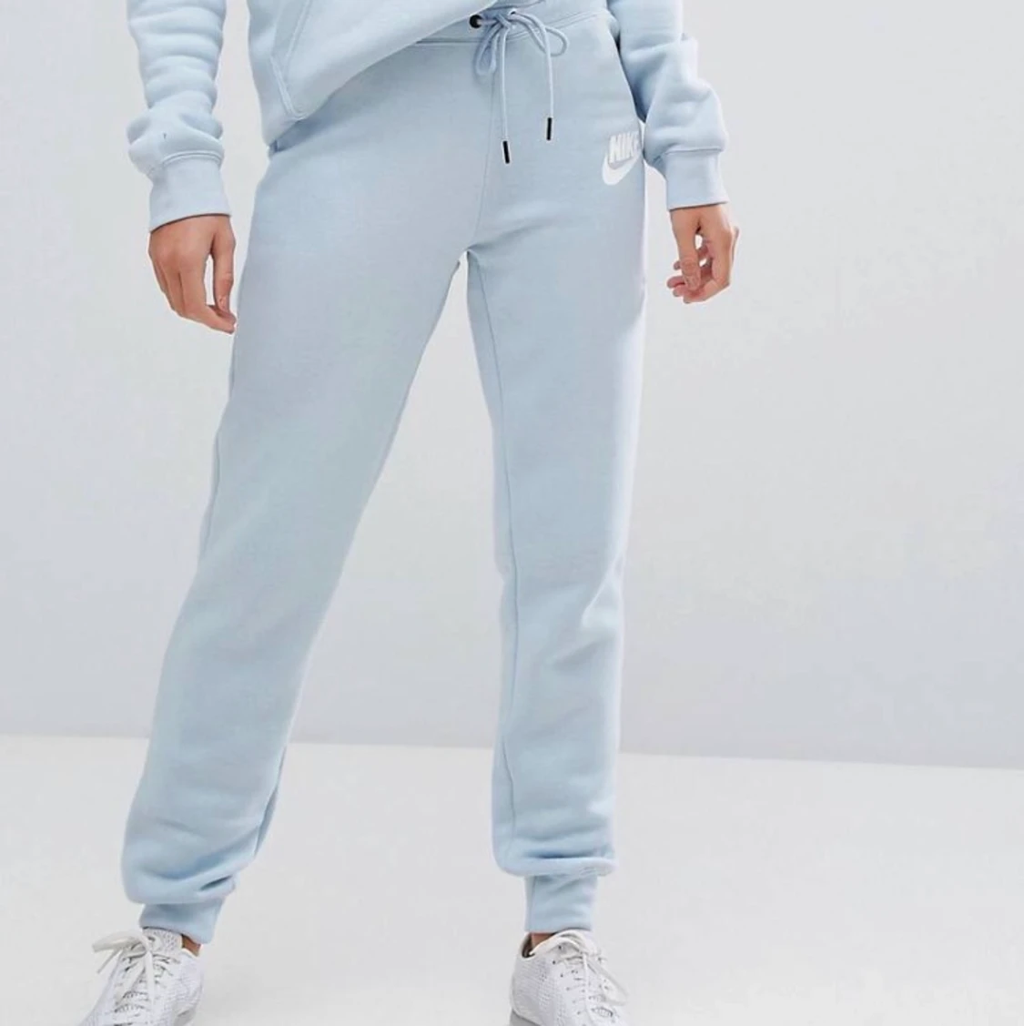 Ljusblå mjukisbyxor från Nike 