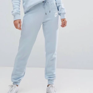 Ljusblå mjukisbyxor från Nike  - Ljusblå mjukisbyxor från Nike. Använda men fortfarande i fint skick! Storlek XS. Köparen står för frakt! Nypris ca 400kr Har ni några frågor är det bara att höra av sig!