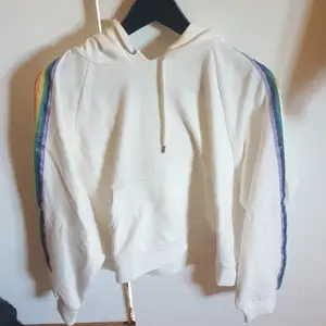 Snygg vit croppad hoodie aom är använd fåtal gånger, köpare står för frakt
