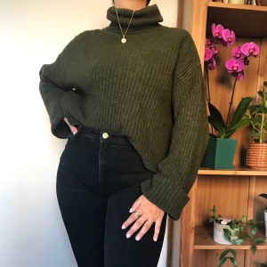 Grön stickad tröja - Grön stickad tröja med vida ärmar. Endast använd ett fåtal ggr så den är i väldigt bra skick. Kan endast mötas i Stockholm! 