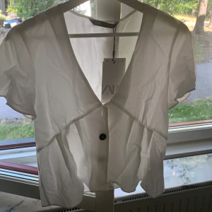 Super söt topp ifrån zara - Säljer nu min helt oanvända topp ifrån zara. Har tyvärr tappat en av de översta knapparna men gör inget då den går att använda ändå. 