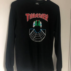 Långärmad tröja från Thrasher - Cool tröja med snyggt tryck, knappt använd. Köparen står för frakten