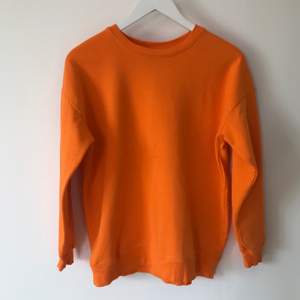 Fin orange sweatshirt i superbra skick.🧡 Frakt tillkommer.🚚 Kommer från ett rök- och djurfritt hem.🐱🐶🚭