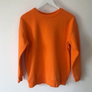 Orange Sweatshirt  - Fin orange sweatshirt i superbra skick.🧡 Frakt tillkommer.🚚 Kommer från ett rök- och djurfritt hem.🐱🐶🚭