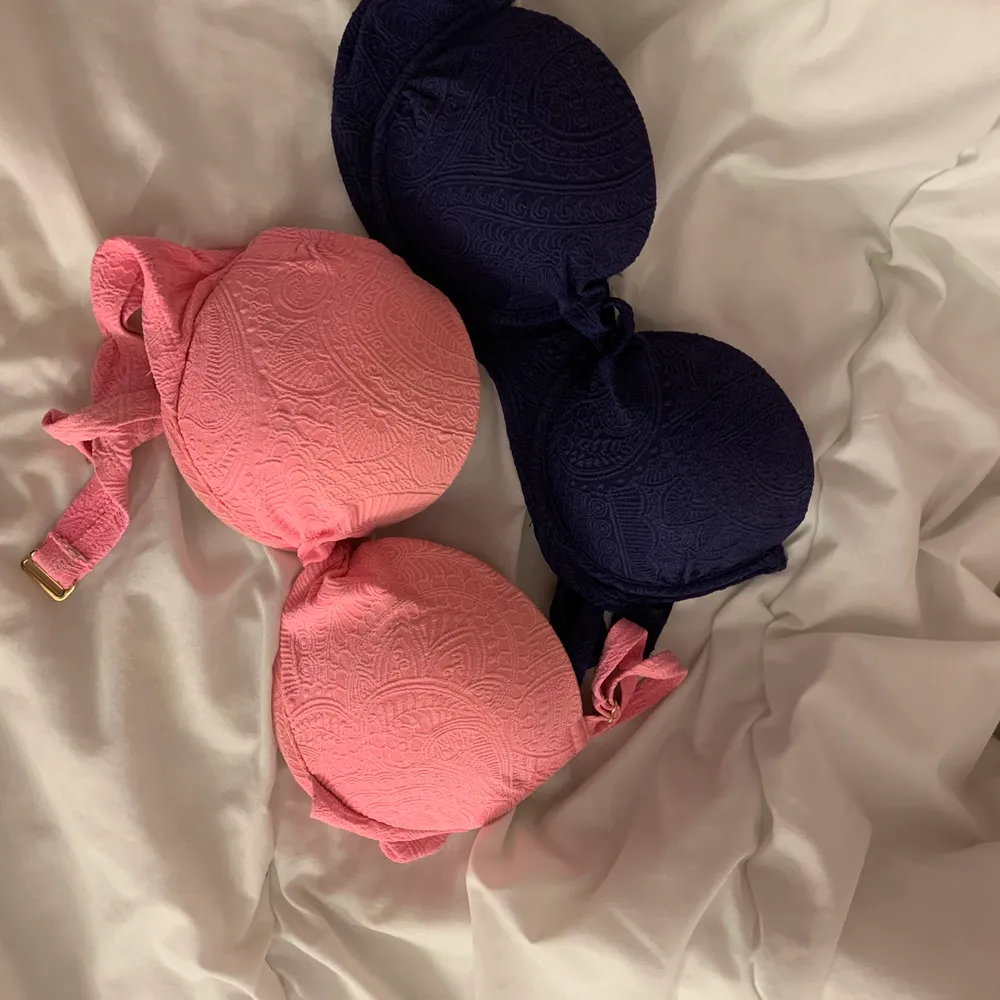 2st bikini överdelar i blå och rosa. båda två är i storlek 36 men passar även 34 då dom har styrbara axelband💕 70kr st!. Toppar.