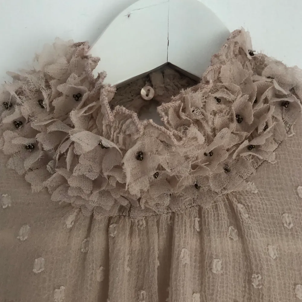 Söt ljusrosa/beige blus från zara med fina detaljer på kragen och ärmarna. Blusar.