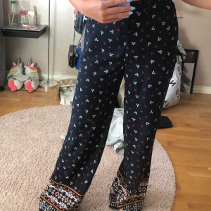Tygbyxa med mönster - Säljer dessa härliga brallor eftersom de inte används och behöver mer plats i garderoben! Tyvärr har jag klippt bort lappen men de är från H&M och jag är rätt säker på att det är storlek 34. Passar xs-s.NYSKICK! Pris kan absolut diskuteras!  Frakt 63kr:)♡