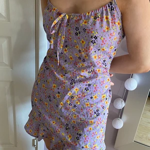 Lila klänning med blommor - Jättesöt klänning med knytning vid bröstet köpt från asos. Strl 38 men passar xs/s allra bäst 💓