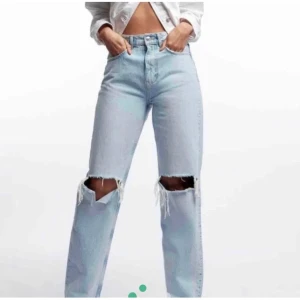 Håliga jeans från Gina - Säljer mina trendiga håliga jeans från Ginatricot som tyvärr blivit för stors i midjan men as bra skick övrigt,🤪 Liknar dom på första bilden! 