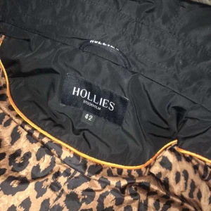 Hollies jacka - Hollies jacka använd 2 gånger, en knapp saknas till fake pälsen men annars är den i bra kvalite  storlek 42 och jag har i vanligt vis s eller m i mina kläder så den passa allt där ifrpn upp till L då den är stor i storleken 