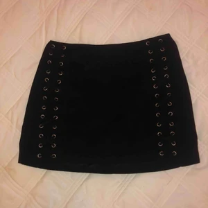  - Mini skirt i typ mocka material. Sitter riktigt snyggt!