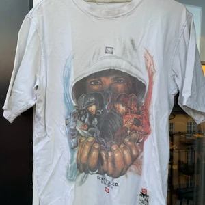 Tshirt - Vit tshirt med tryck. Osäker på strl men tror L. 