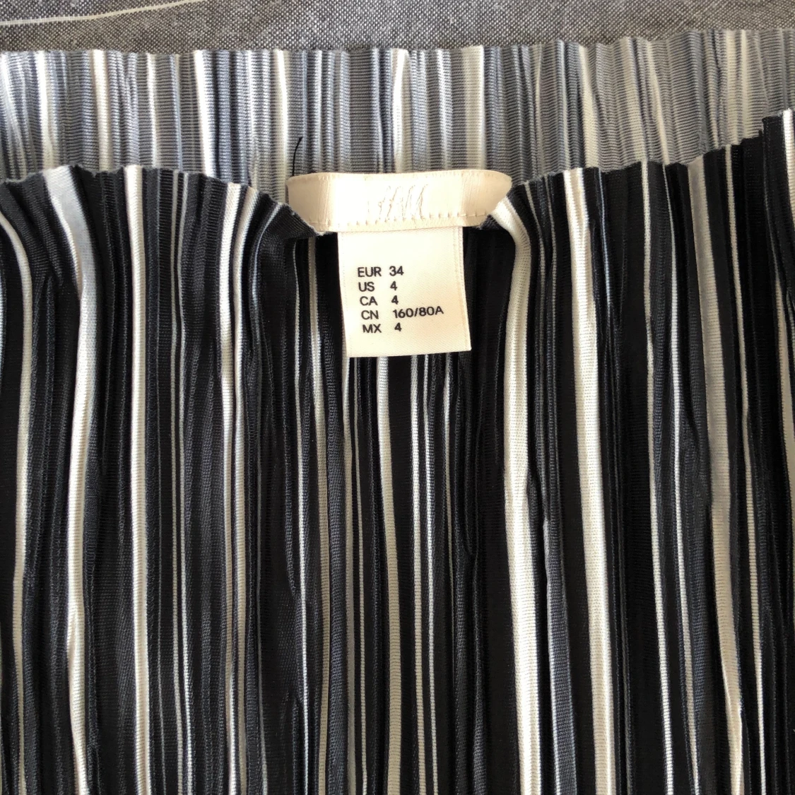 Svart/vit/grå-randig plisserad topp  - 91