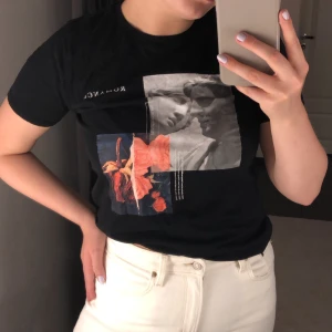 T-shirt💞💞💞💞 - En T-shirt med super fint tryck ifrån Gina i strl S. Nästan helt oanvänd, använd ungefär 3/4 gånger. Nypris 200kr mitt pris 75kr. Frakt tillkommer i priset☺️