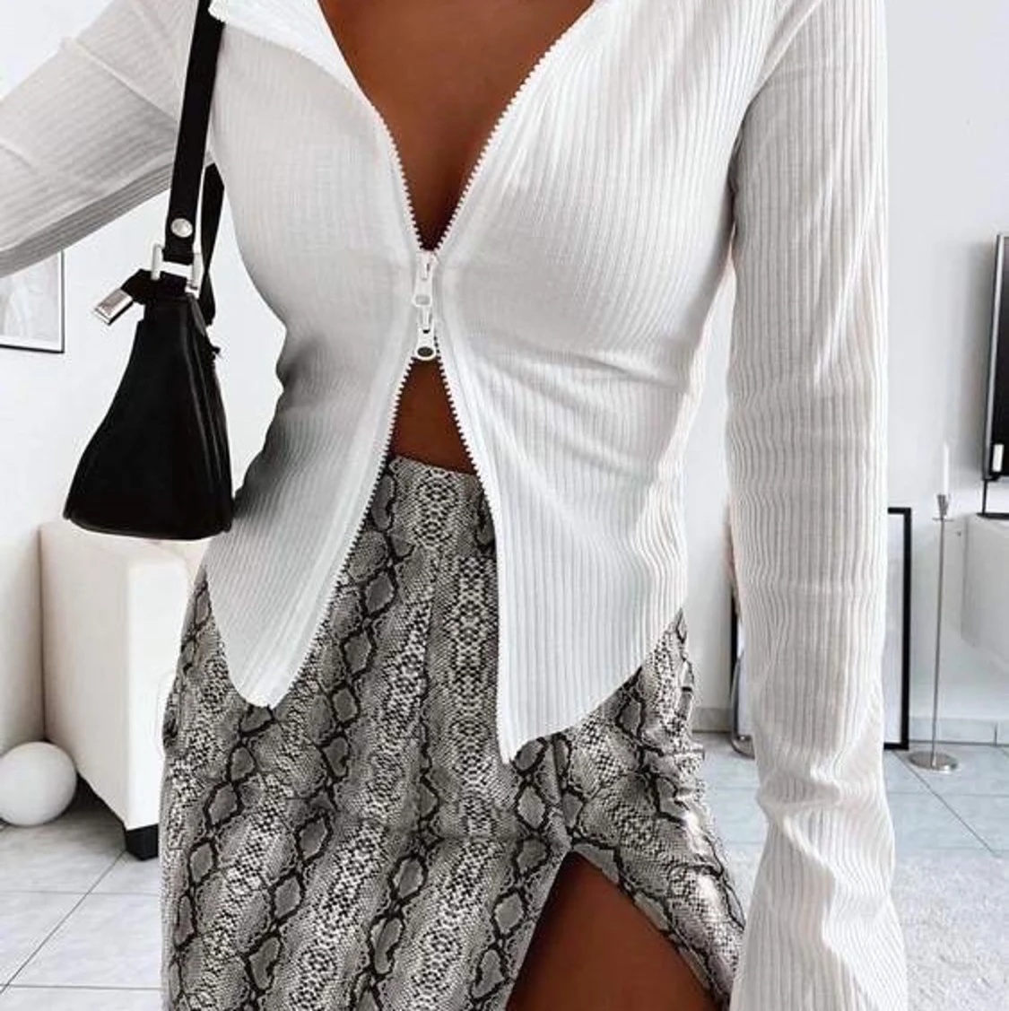 Vit tröja med dubbla dragkedjor 