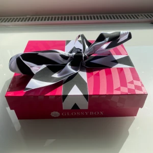 OÖPPNAD GLOSSYBOX - säljer denna glossyboxen där produkterna är oanvända samt ”plomberade”! Säljer pga har redan liknande produkter sedan innan!  Buda om pris! Högsta: 90kr exklusive frakt