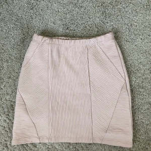 Rosa kjol.  - Fin rosa tubkjol. Minns inte vart den kommer från då jag tagit bort lappen, men tror den är från NELLY. Storlek S men passar även M. Mycket stretchig. 