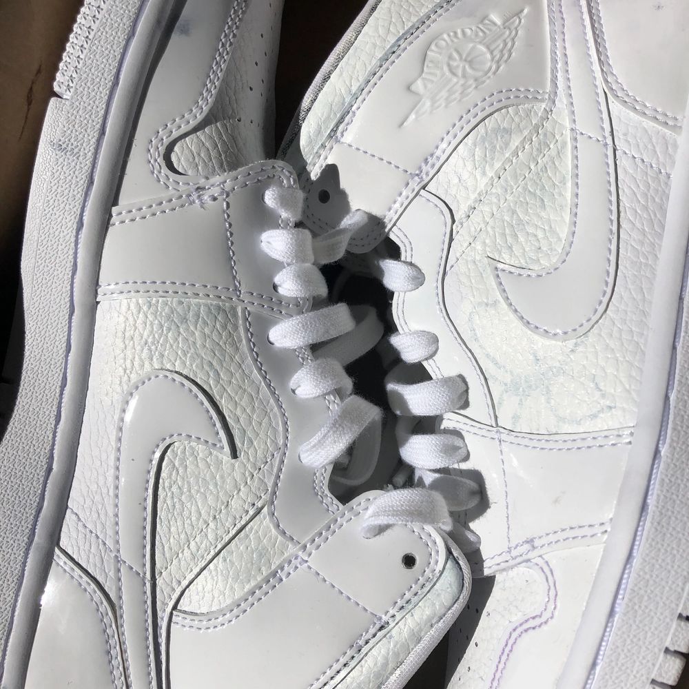 Sååå fina vita jordan 1 mids som jag nu säljer då dem är för små för mig (jag gjorde tidigare ett försök till att måla fjärilar på dem och har nu därför målat över det knappast syns, därav det låga priset) Många intresserade därav budgivning som avslutas fre 21/8 17.00!! 💕 frakt tillkommer . Skor.