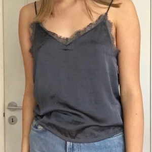 Blågrått spetslinne - Blågrått spetslinne från Rut & circle, köpt på NaKd. Frakt tillkommer på 20kr<3