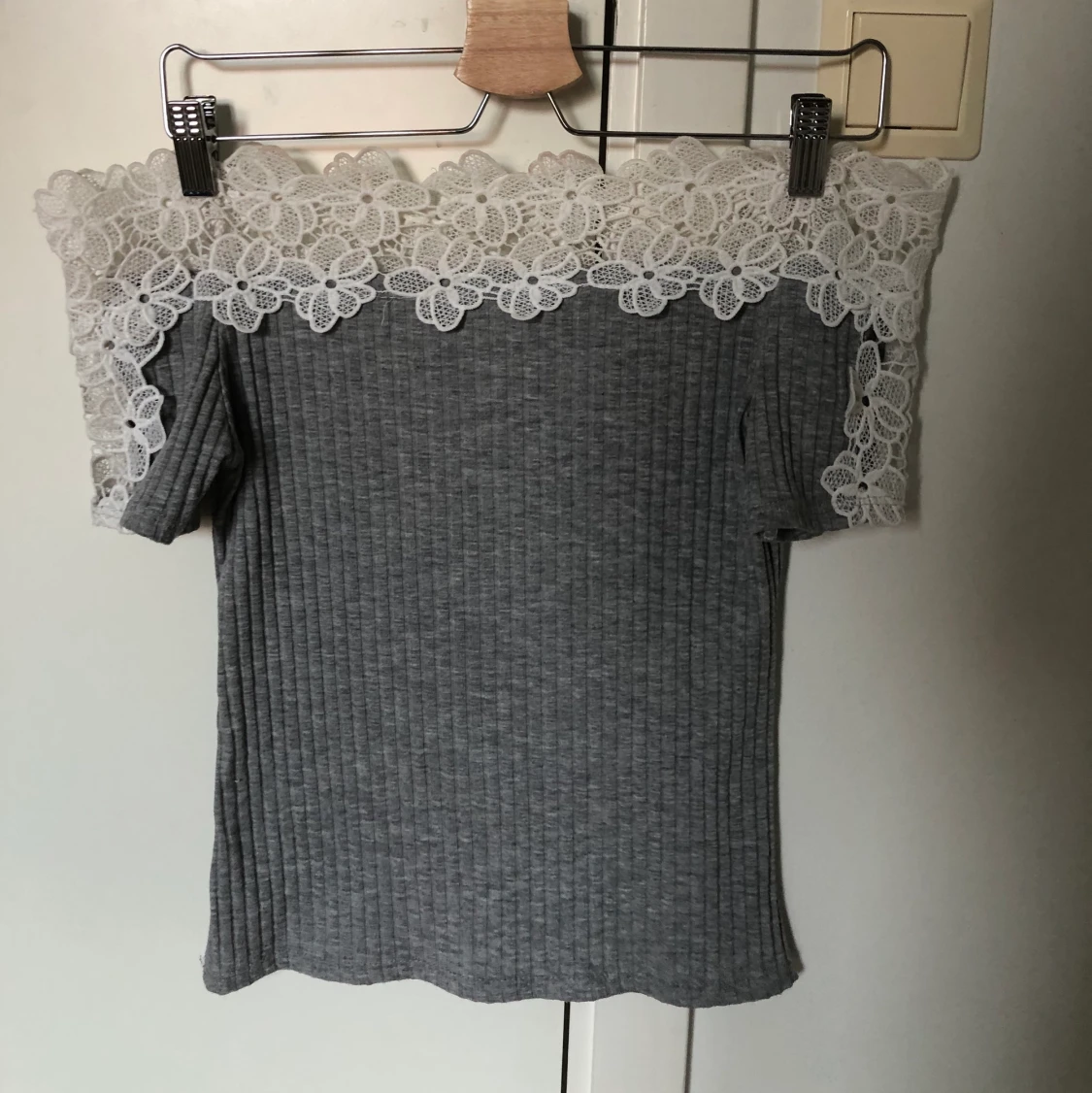 grå off shoulder topp med blommor/spets