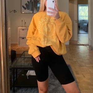 Collagetröja - Mysig collagetröja från bikbok i storlek S. Köparen står för frakt