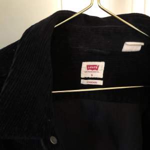Äkta overshirt från Levi's. Inspirerad av klassisk amerikansk workwear-klädsel i bomullsManchester🖤                                 Köpare står för frakt 📦 