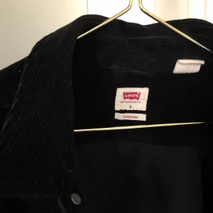 LEVI’S Jackson Worker Corduroy Shirt - Äkta overshirt från Levi's. Inspirerad av klassisk amerikansk workwear-klädsel i bomullsManchester🖤                                 Köpare står för frakt 📦 