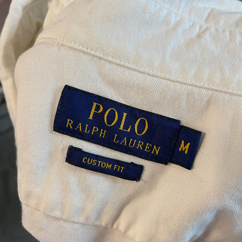 Vit Ralph Lauren skjorta, storlek M. Skjortor.