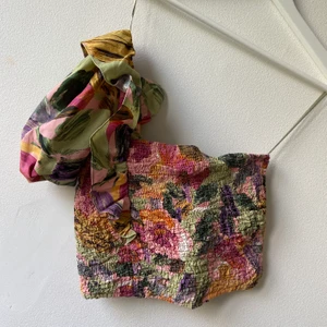 ZARA Topp - Crop-topp från ZARA. Aldrig använd. Finns på Gärdet eller postas. Frakt är inräknat i priset. 