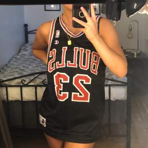 Chicago Bulls Jordan Jersey shirt nummer 23 (fake) 🏀                            Oversized i storleken.                                                            Köpare står för frakt 📦 