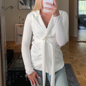 Vit kavajliknanande - En helt oanvänd vit kavaj-liknande från boohoo fast i mer tyg materialet, säljer pga för liten. Köparen står för frakt!