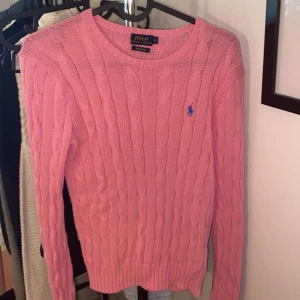 kabelstickad Ralph Lauren - Kabelstickad tröja från Ralph Lauren, storlek S. Använd ett fåtal gånger, vill bli av med så kom med bud 
