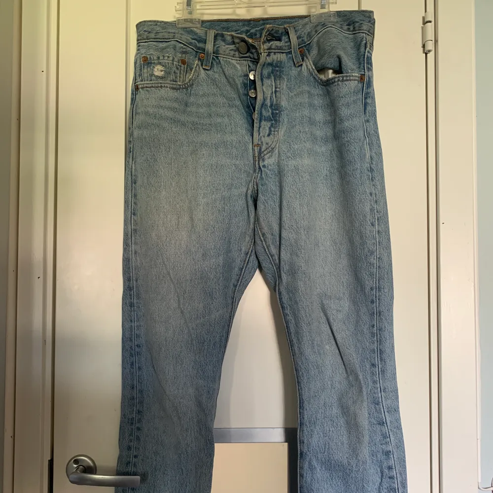Levis 501:or skinny, i väldigt bra skick! 87cm i midjan och 96cm på längden, nypris 1200kr säljer för 300kr+frakt. Jeans & Byxor.