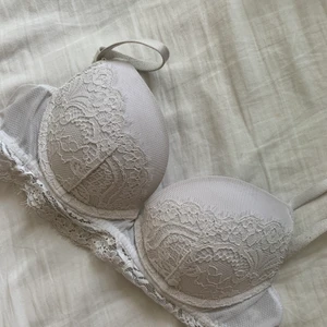 BH båda i storleken 75:B  - Bh:ar i fint skick med lagom push up