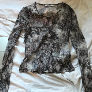Snake mesh top NA-KD strl S - Bästa festtoppen snake mesh, genomskinlig men inte helt see through i och med mönstret. Använd en gång så helt ny