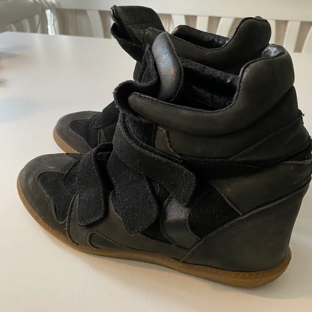 Säljer dessa Isabel Marant liknande skor från plexx, frakt: 88kr💞, BUDA, nypris: 999kr💕. Skor.