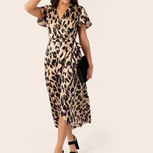 Leopard klänning i omlott från SHEIN. Storlek 38-40. Säljes då den är alldeles för liten för mig, så skulle säga att den är mer 36-38 i storlek. Aldrig använd! Köpare står för frakt.