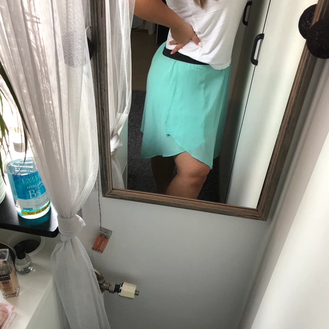 Turkos kjol med shorts. Storlek S-M - 90