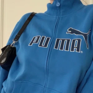 Liten väska - (VÄSKAN EJ TRÖJAN) så snygg minibag i svart lackat material! kommer tyvärr inte till användning dock :( köparen står för frakten!💕🦋 