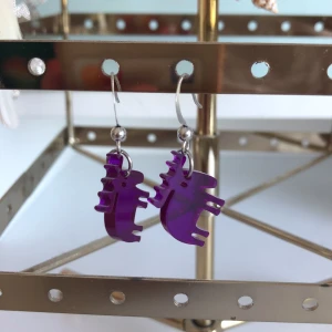 Örhängen  - Två örhängen (aldrig använt)