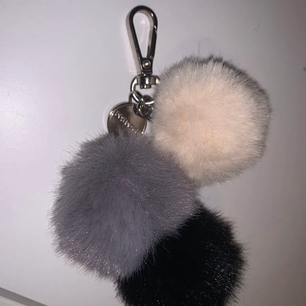 Accessoar till väska från DON DONNA. Fin accessoar (bag charm) som är lätt att sätta fast och ta av på valfri väska. Knappt använd.💓💝. Accessoarer.