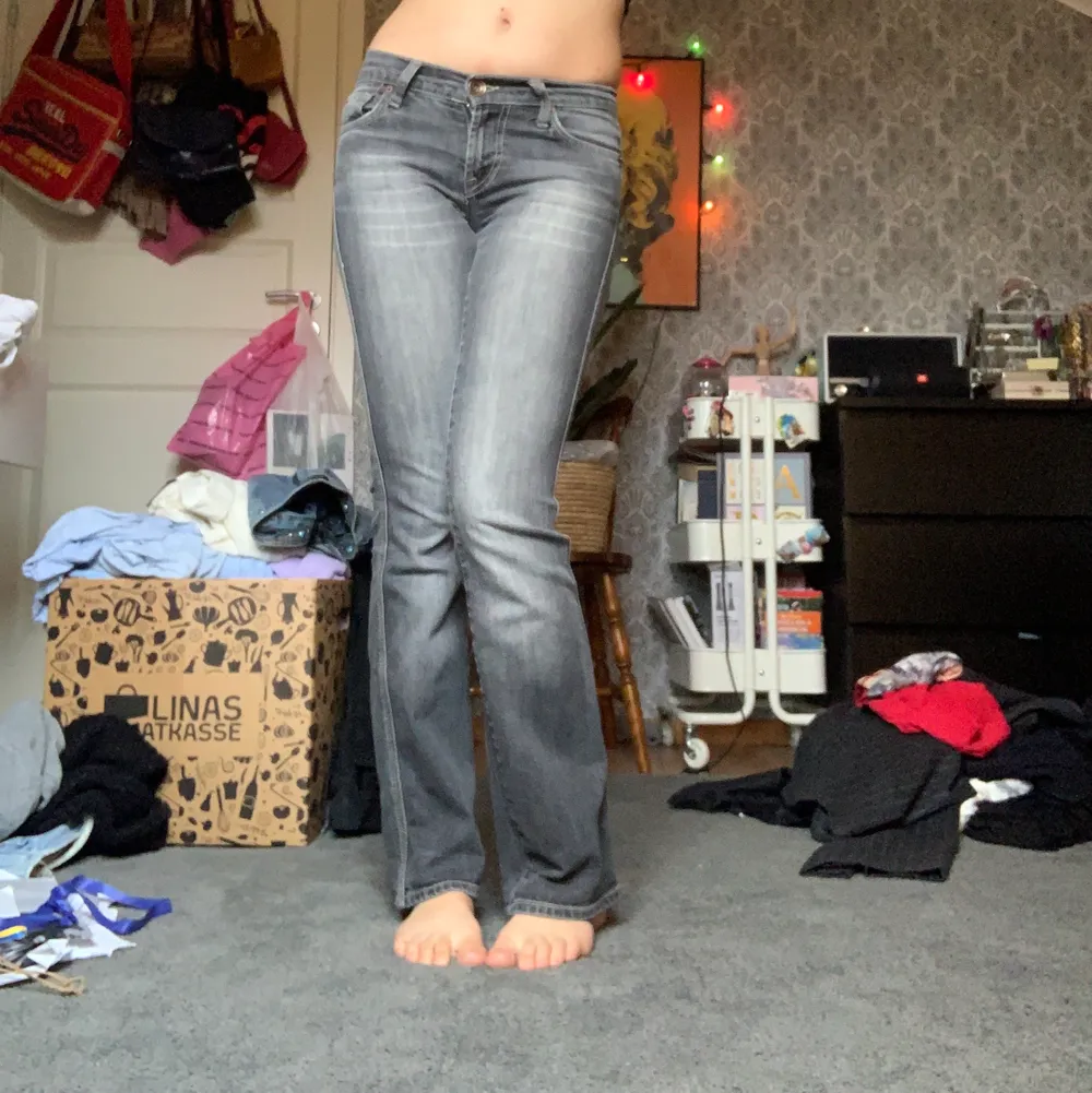 Gamla bootcut jeans från Gina som jag hittat på second hand! De har blivit för små men annars så snygga! Skulle säga att det är storlek 24/25 typ. Jeans & Byxor.